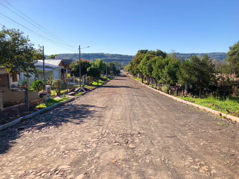 CONCLUÍDA OBRA DE CALÇAMENTO NA RUA 15 DE NOVEMBRO
